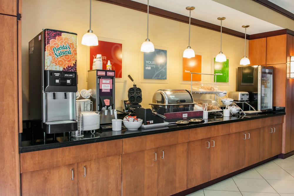 Comfort Suites Southport Bagian luar foto