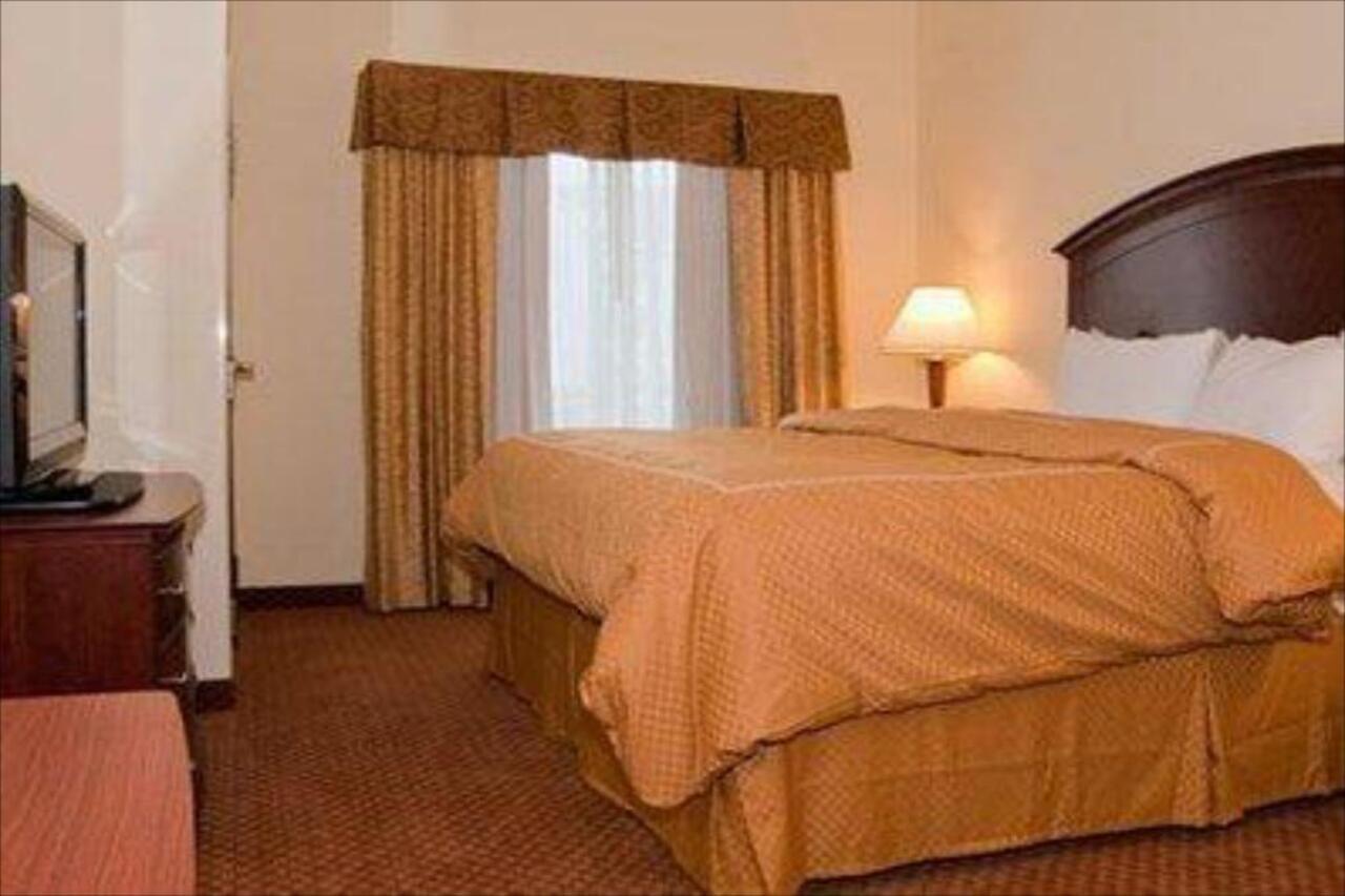 Comfort Suites Southport Bagian luar foto