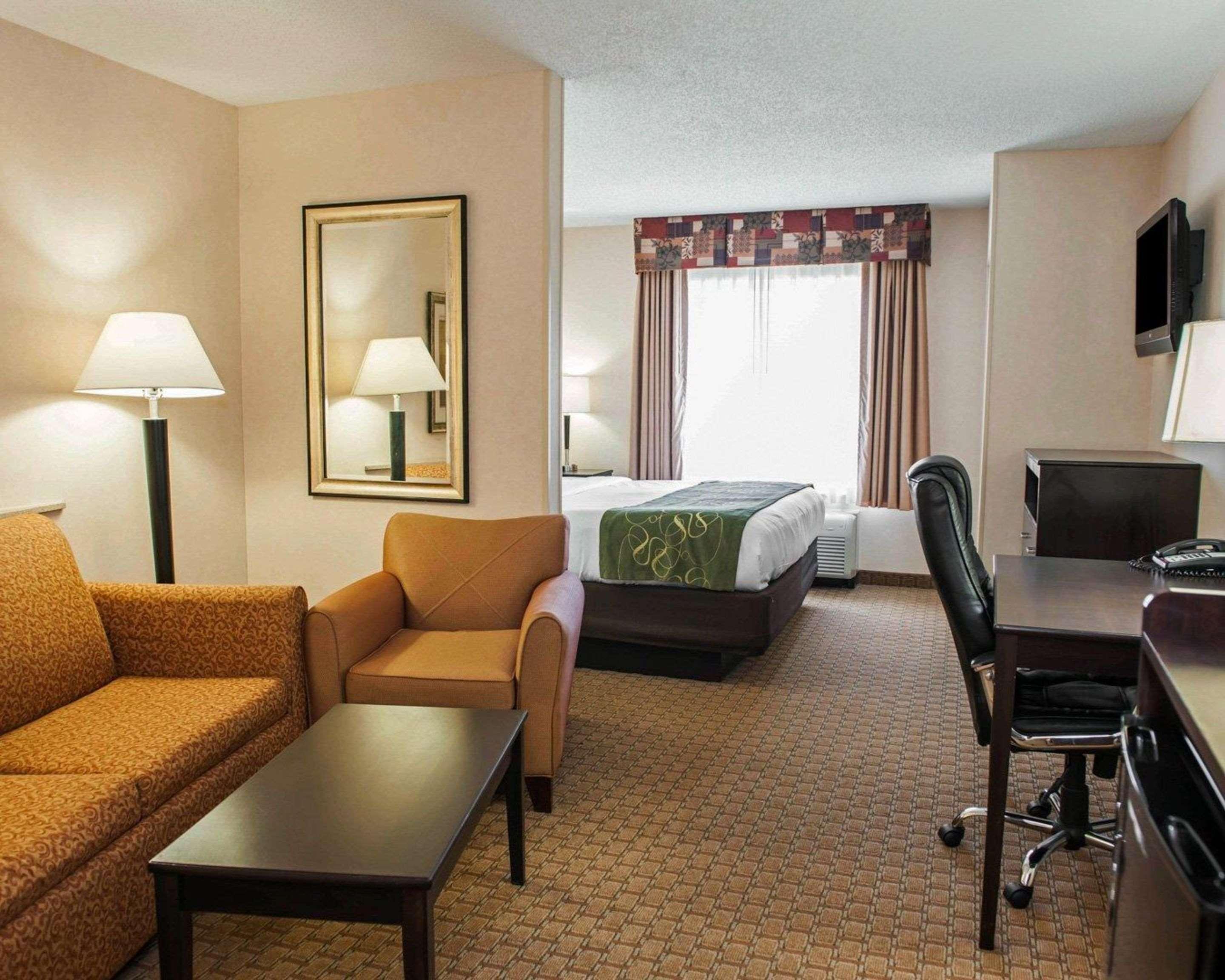 Comfort Suites Southport Bagian luar foto
