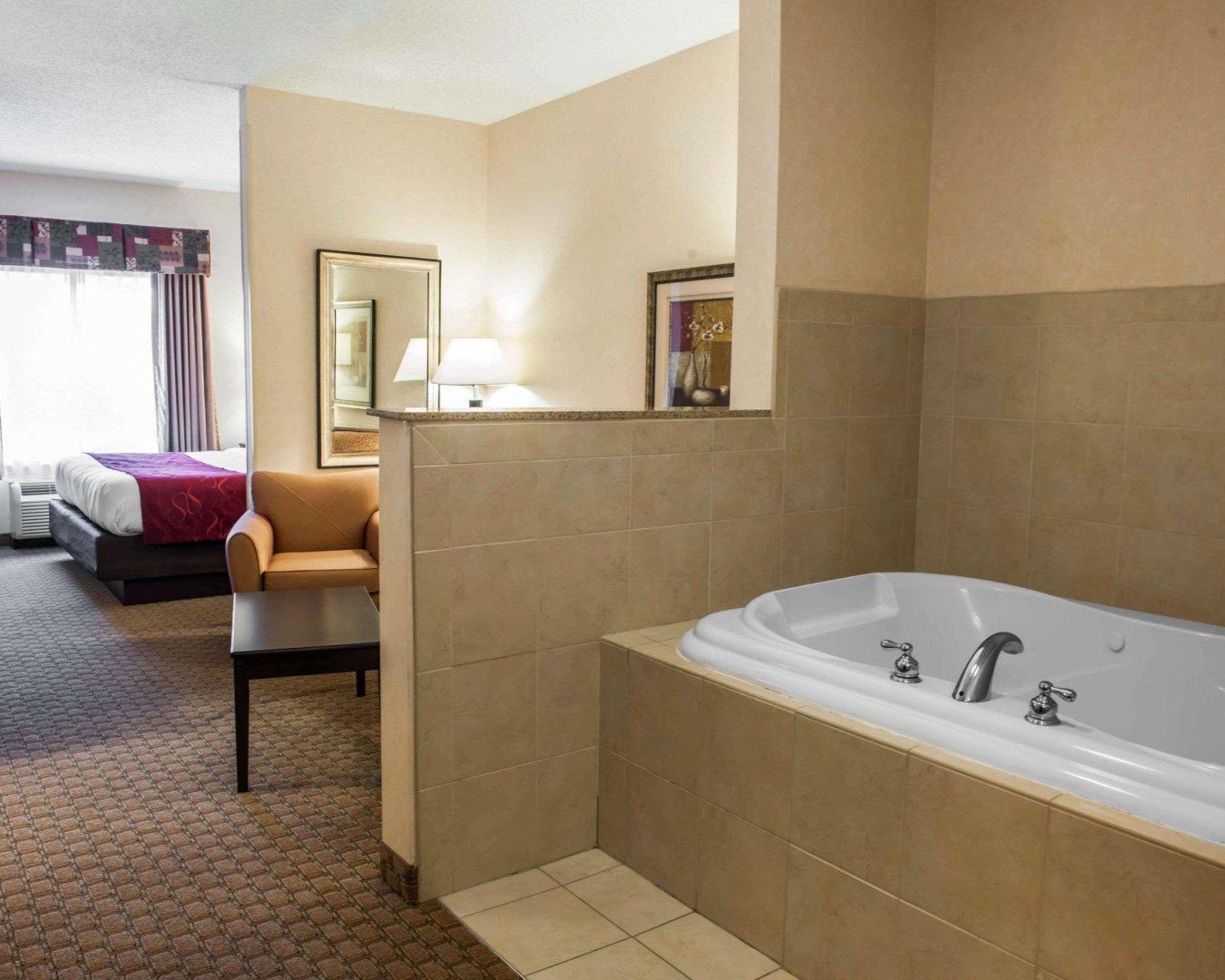 Comfort Suites Southport Bagian luar foto