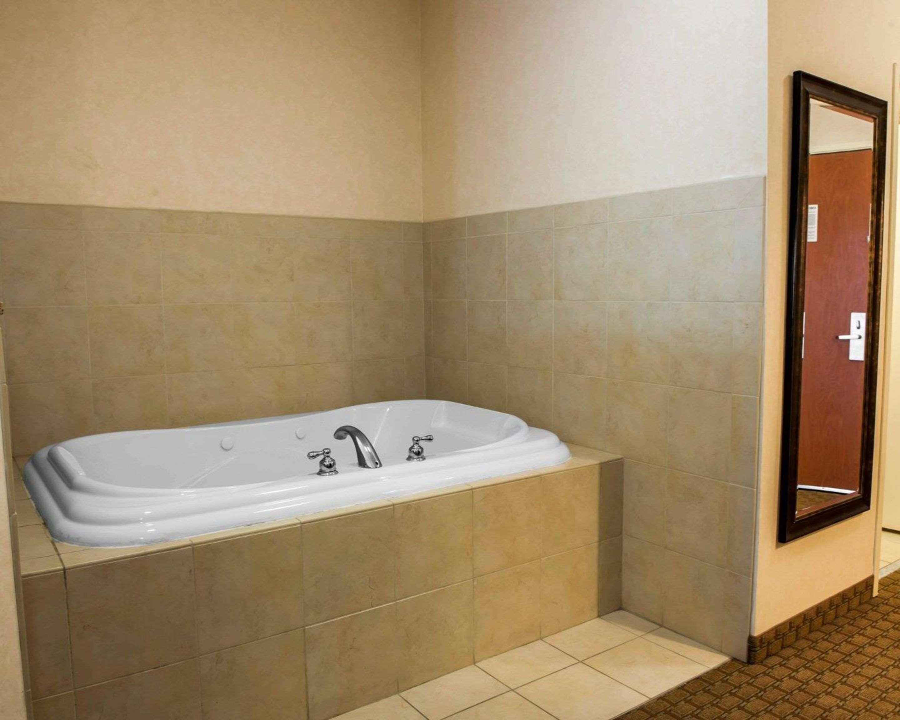 Comfort Suites Southport Bagian luar foto
