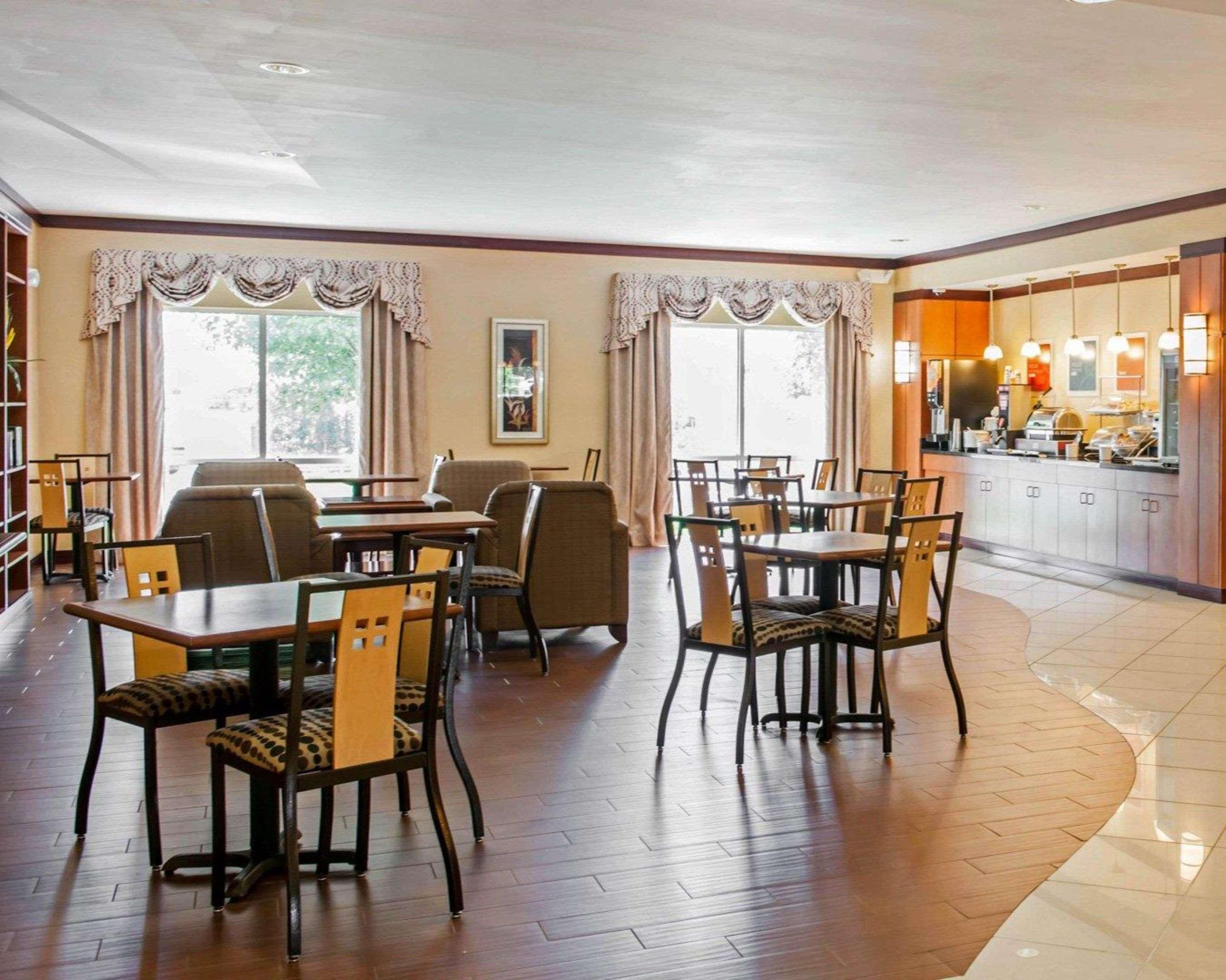 Comfort Suites Southport Bagian luar foto