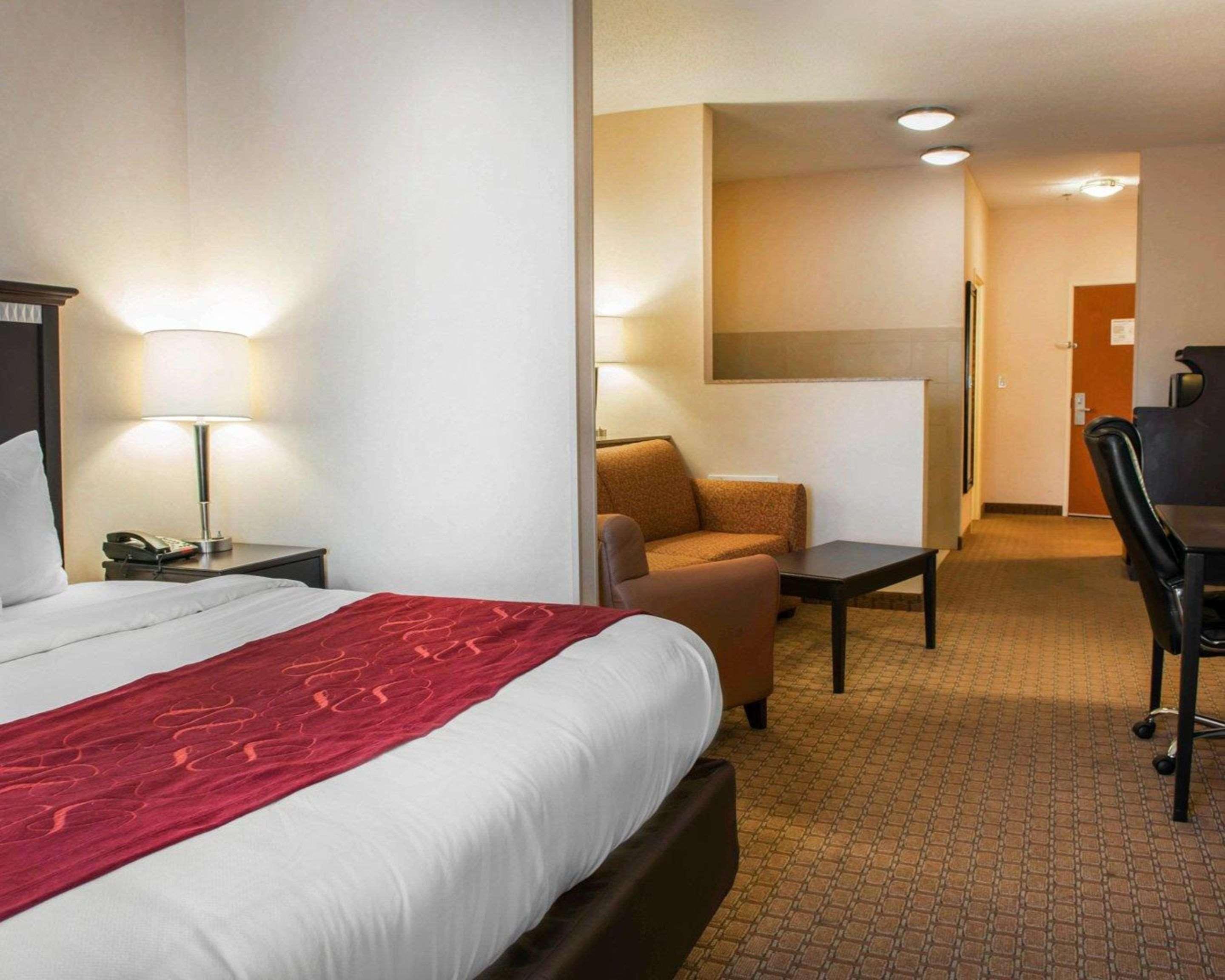 Comfort Suites Southport Bagian luar foto