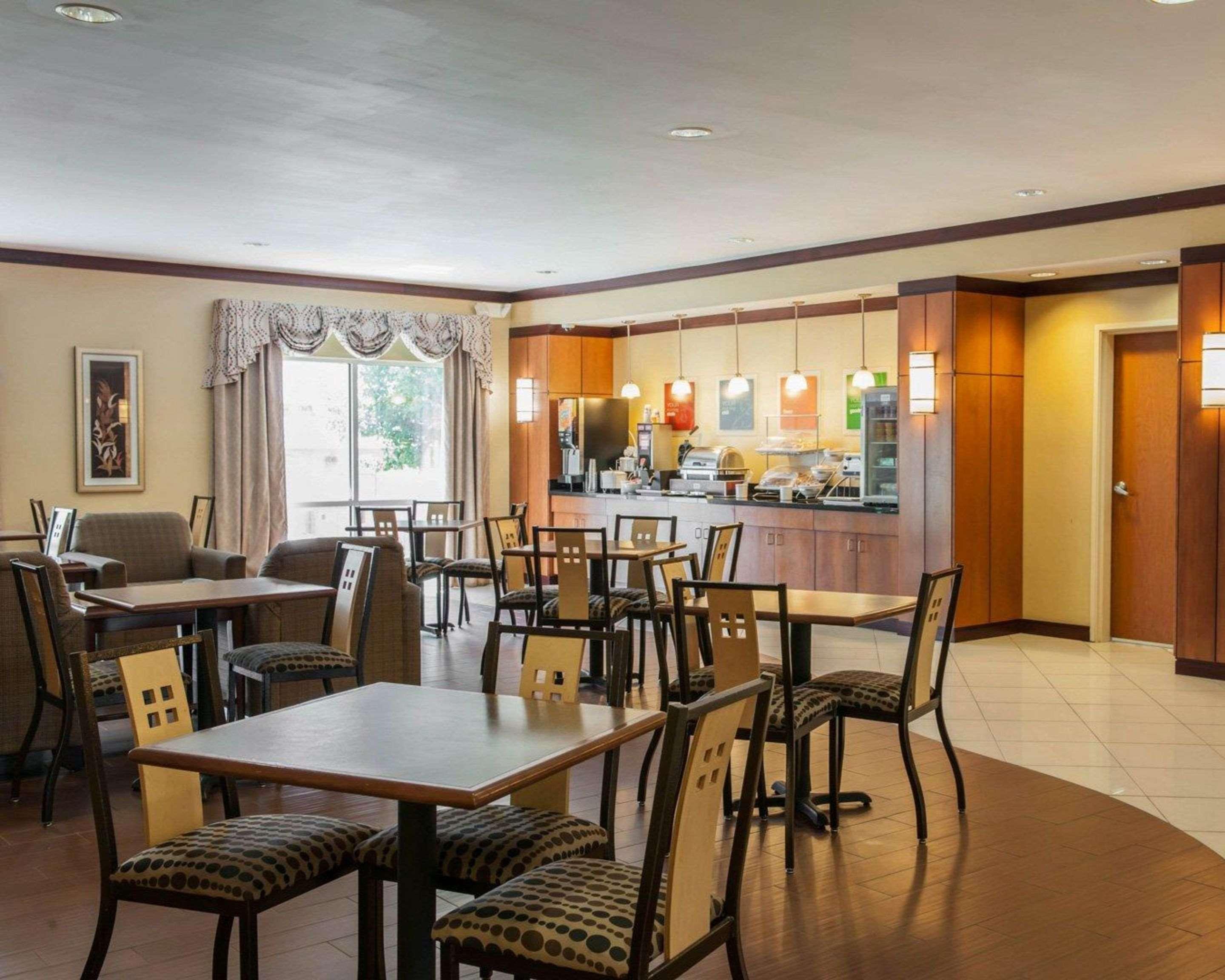 Comfort Suites Southport Bagian luar foto