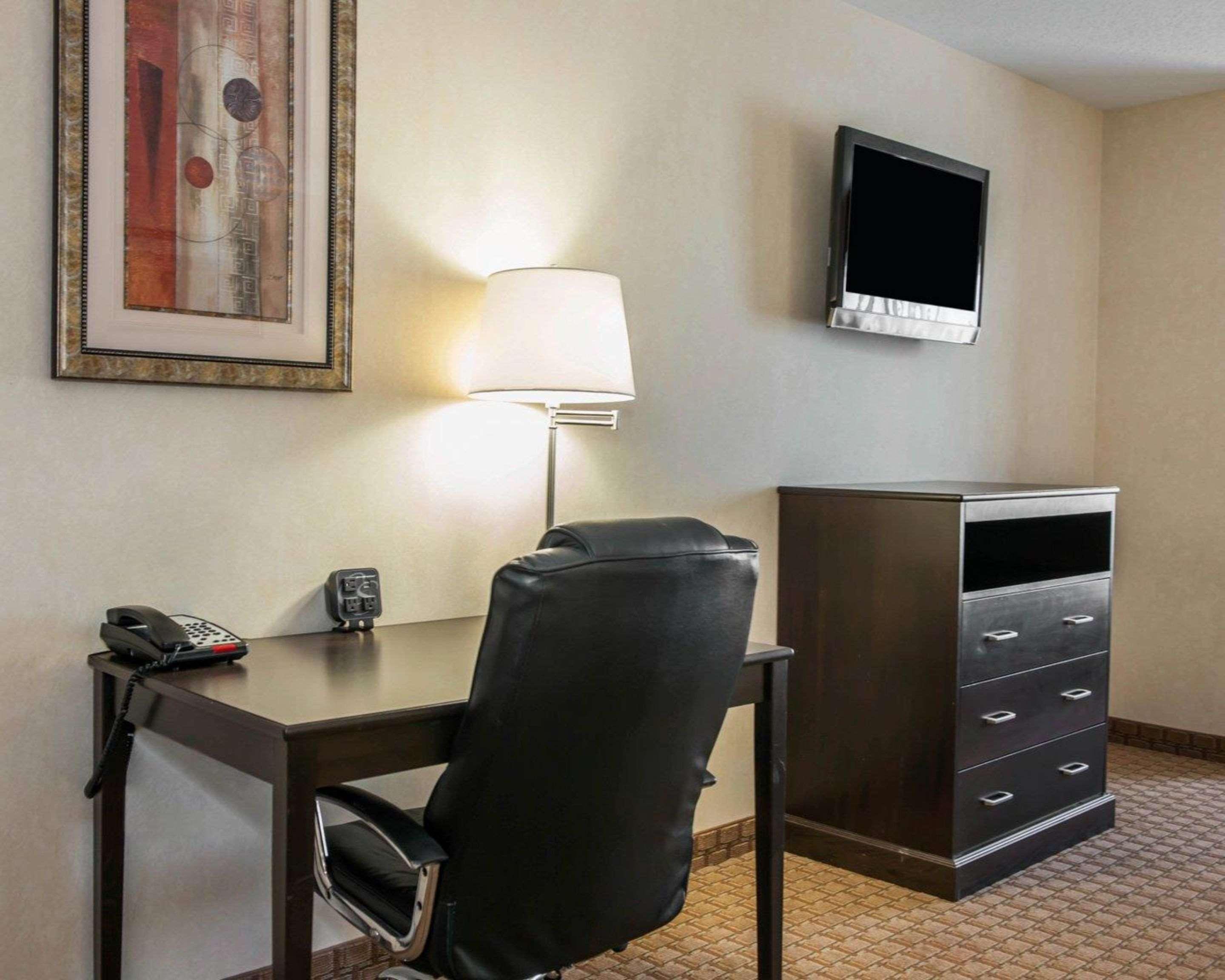 Comfort Suites Southport Bagian luar foto