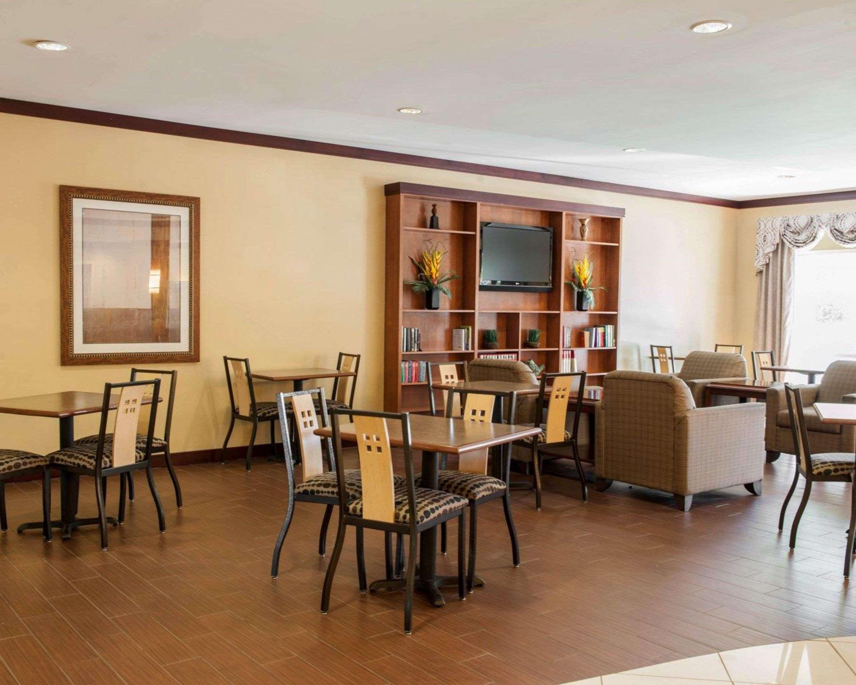 Comfort Suites Southport Bagian luar foto