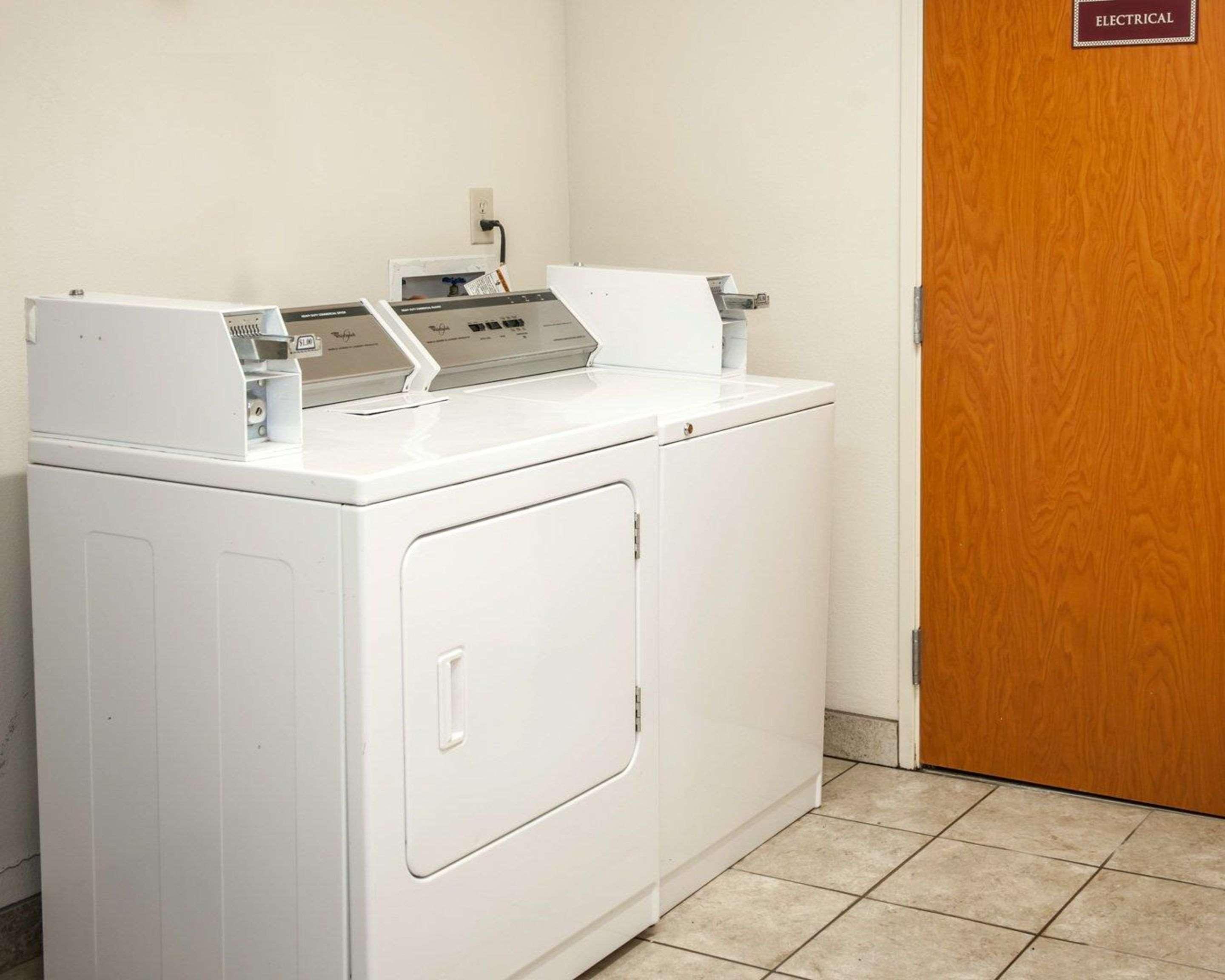 Comfort Suites Southport Bagian luar foto