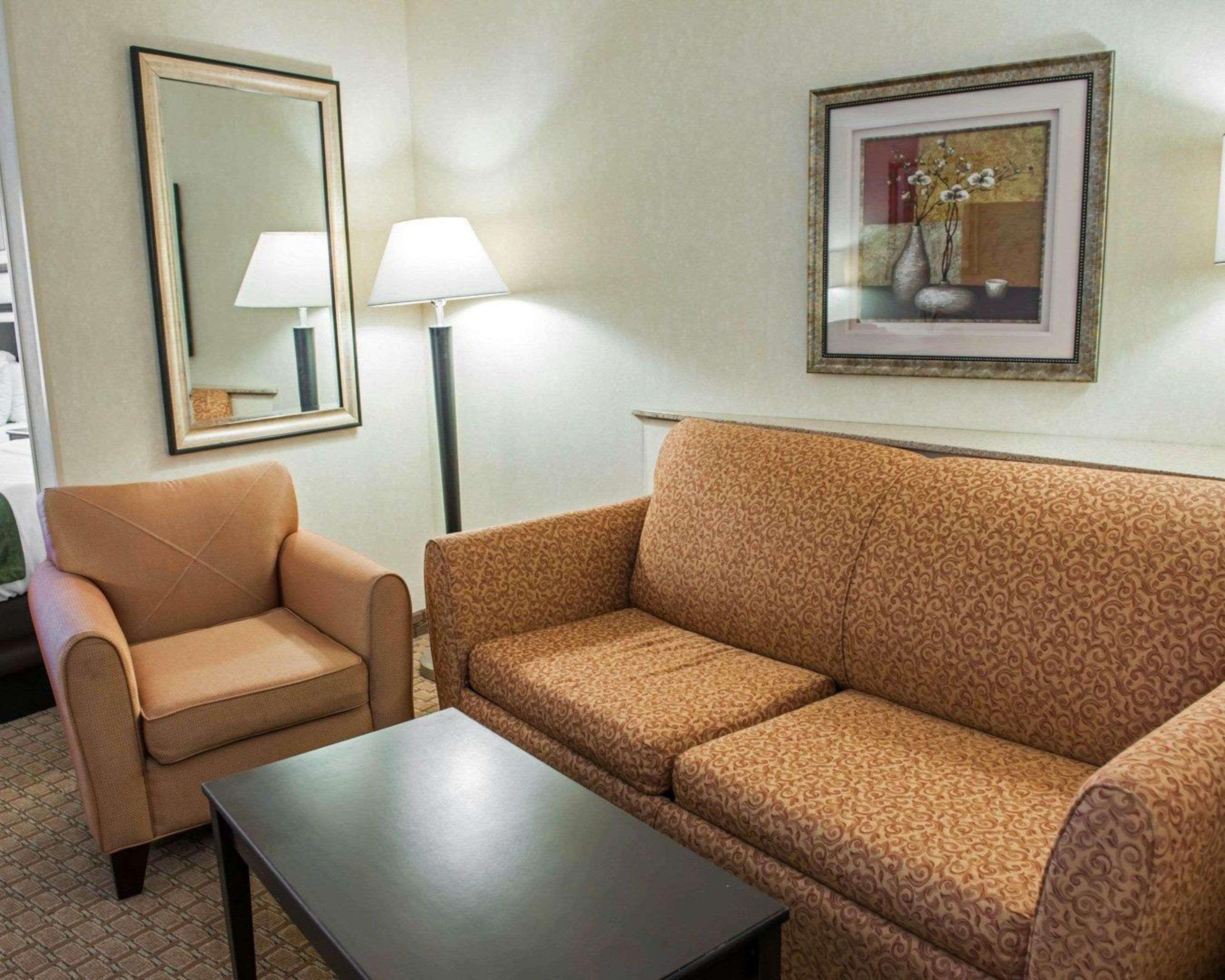 Comfort Suites Southport Bagian luar foto